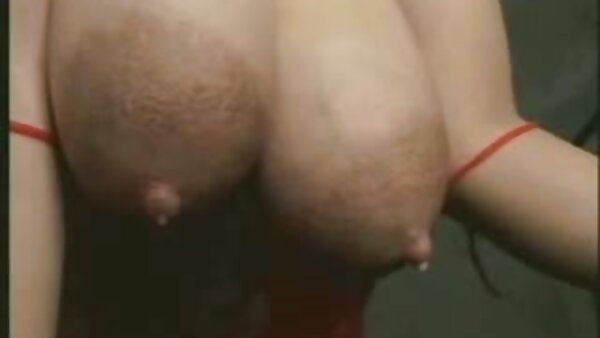 Tukang urut muda fucks manis kelihatan rata remaja Keely betul-betul di video seks lelaki atas meja urut