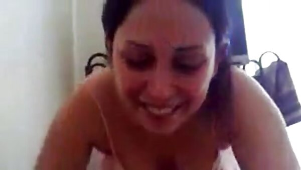Si rambut coklat video sek lucah memakai pakaian arnab Aiden Ashley meniduri dirinya dengan alat mainan seks
