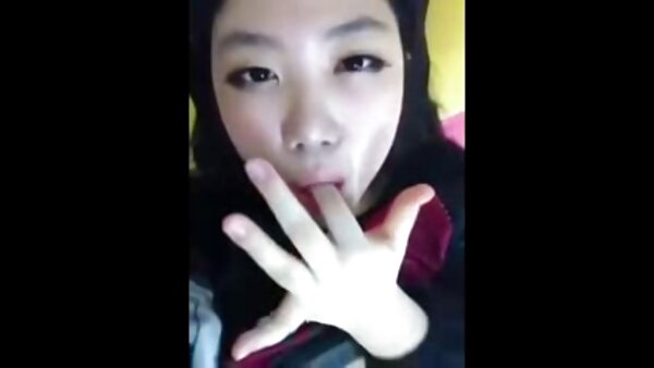 Asia comel langsing berambut gelap meletakkan jari di bawah seluar dalamnya untuk menyenangkan video lucah keluarga kemaluan wanita