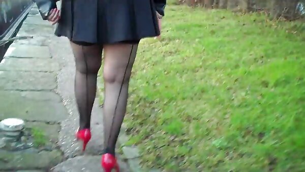 Dido video lucah perempuan berambut perang comel membongkok dan melancap dengan dildo besar